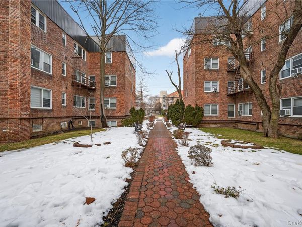 8 Wooleys Lane, Unit Apt B12, Great Neck, NY 11023