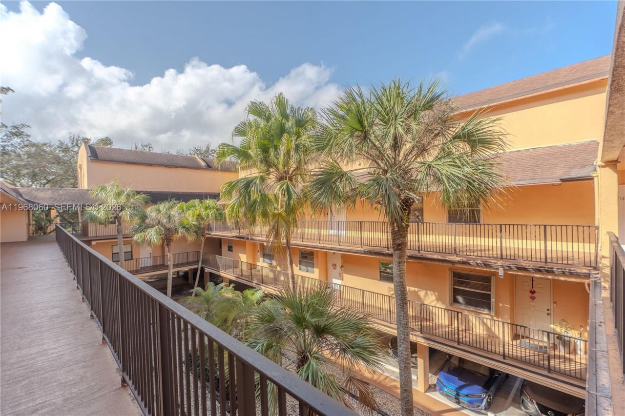 430 Commodore Dr, Unit 314, Plantation, FL 33325 Photo