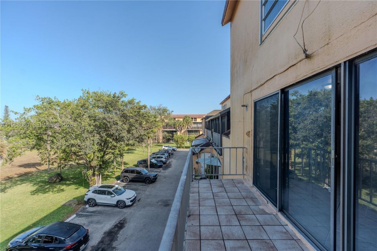 430 Commodore Dr, Unit 314, Plantation, FL 33325 Photo