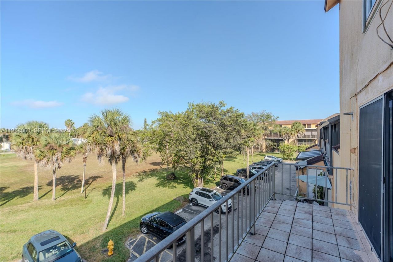 430 Commodore Dr, Unit 314, Plantation, FL 33325 Photo