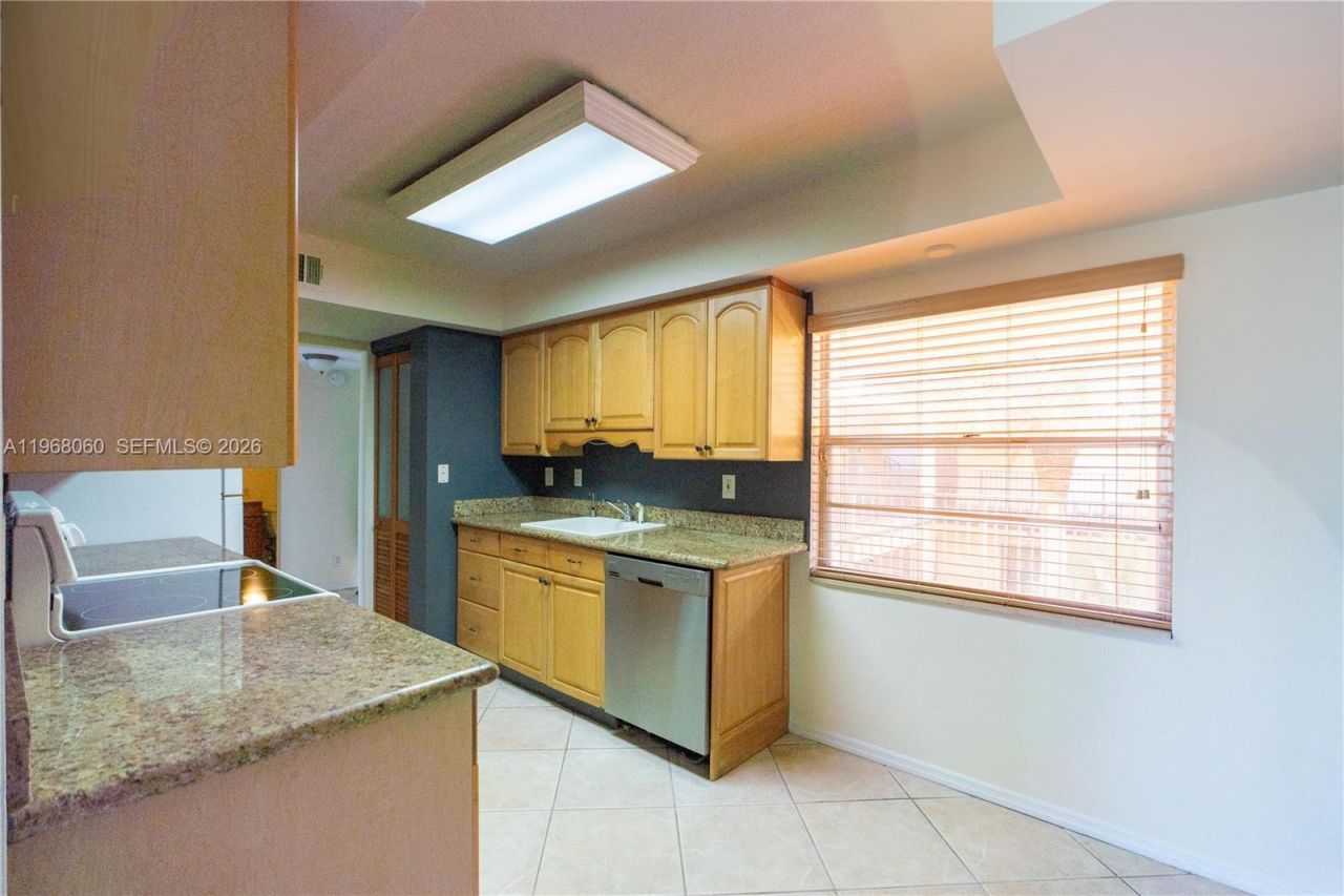 430 Commodore Dr, Unit 314, Plantation, FL 33325 Photo