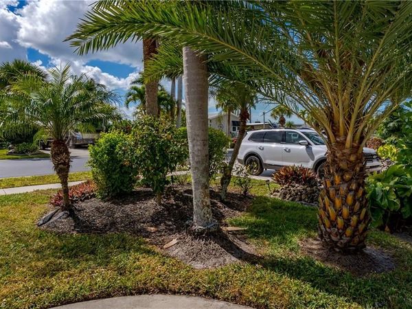 1076 Diamond Lake CIR, NAPLES, FL 34114