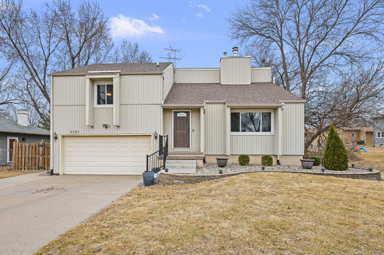 4590 Apple Valley Drive, Bettendorf, IA 52722 Main Photo