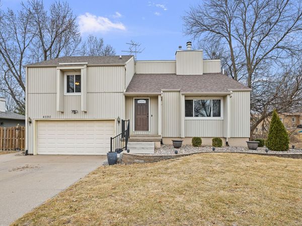 4590 Apple Valley Drive, Bettendorf, IA 52722