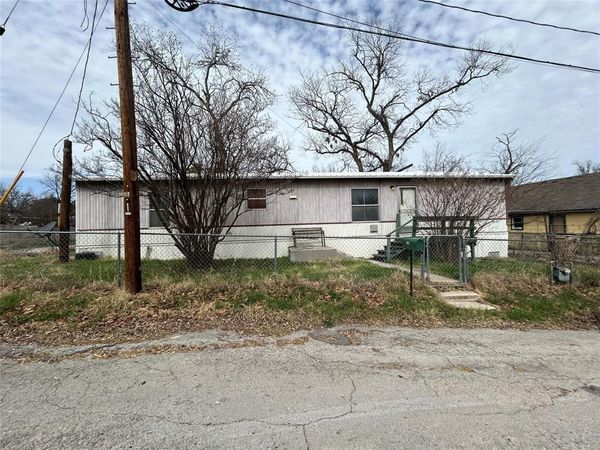 607 W Highland Avenue , Comanche, TX 76442