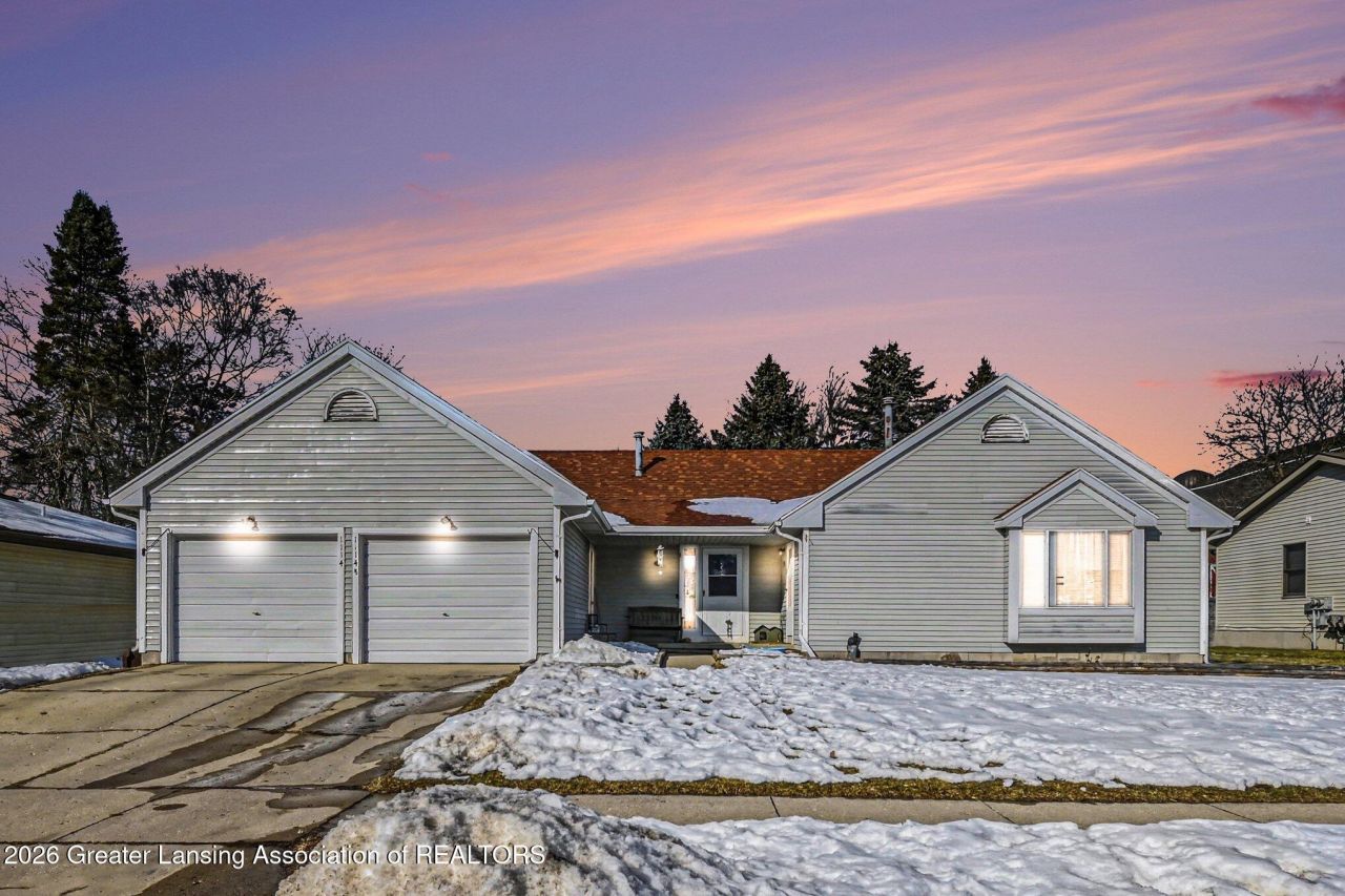 1114 N Chimney Hill Drive, Dewitt, MI 48820 Main Photo