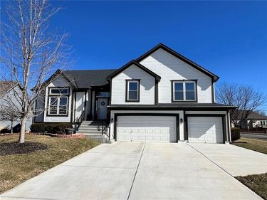 2313 SW Post Oak Court, Lee's Summit, MO 64082