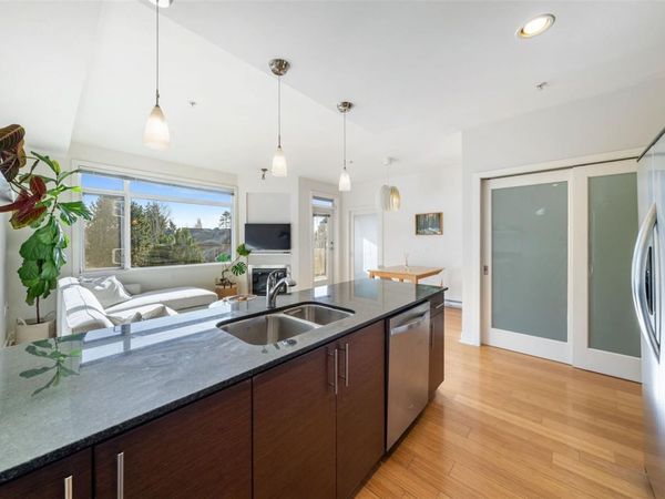 3614 Richmond Rd, Unit 303, Saanich, BC V8P 4R5