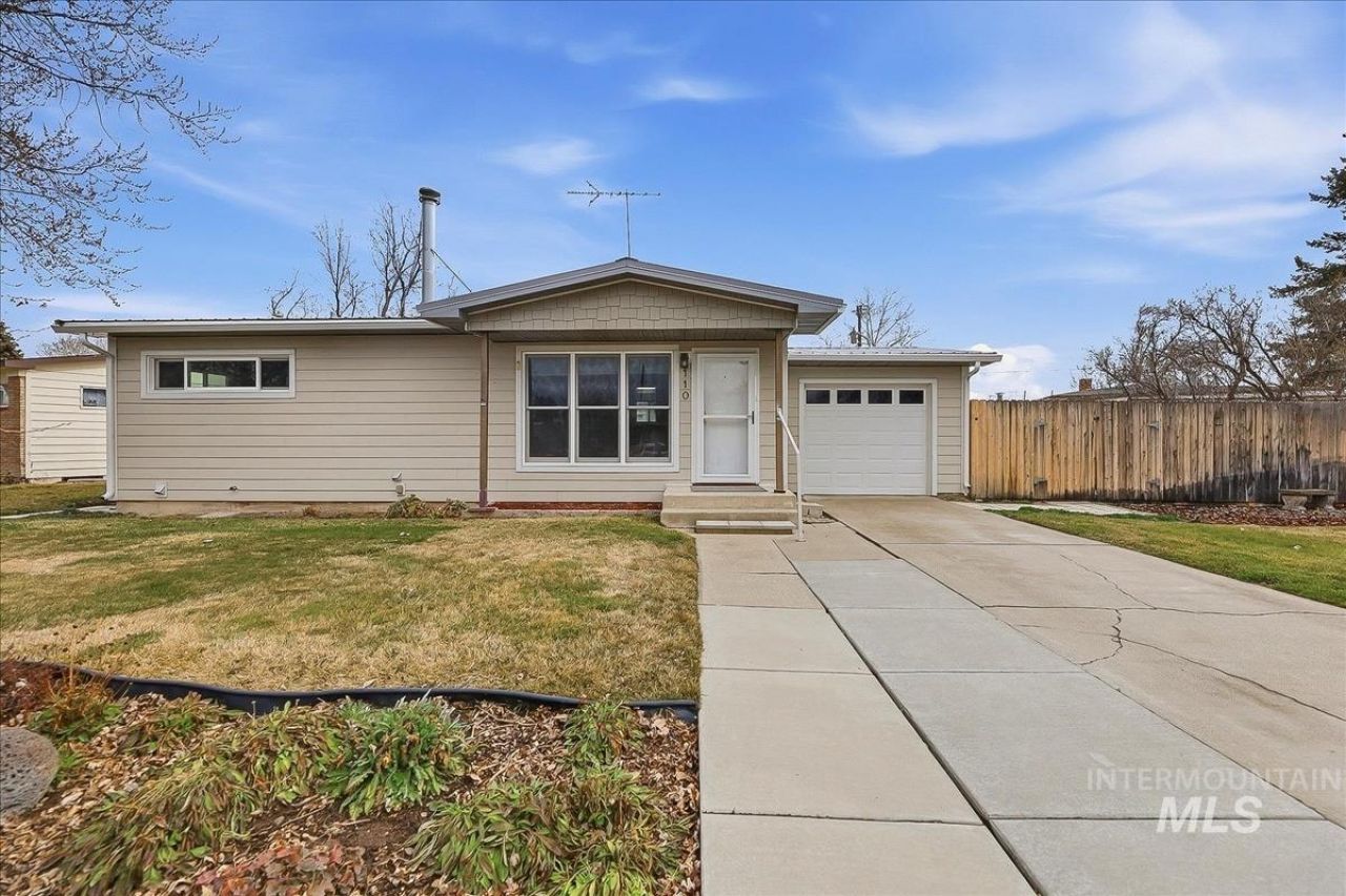110 Abbott Dr, Mountain Home, ID 83647 Main Photo