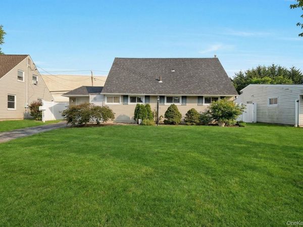 125 Hamlet Road , Levittown, NY 11756