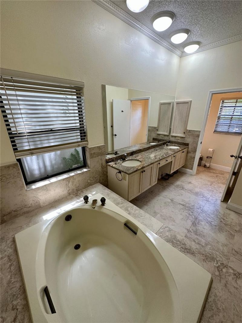 8133 Misty Oaks Boulevard, Sarasota, FL 34243 Photo