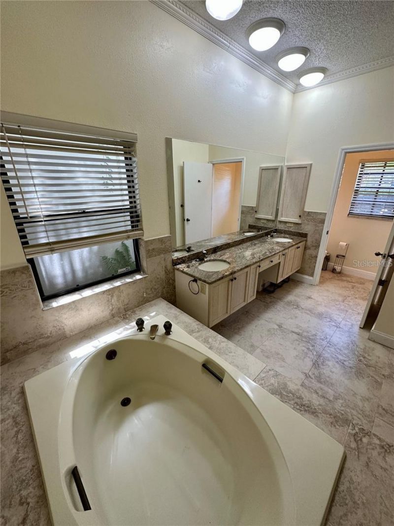 8133 Misty Oaks Boulevard, Sarasota, FL 34243 Photo