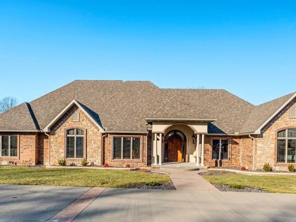 1035 N Oakland Avenue , Bolivar, MO 65613