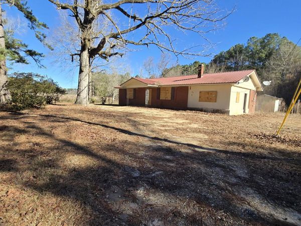 28 Day Ln., Columbia, MS 39429