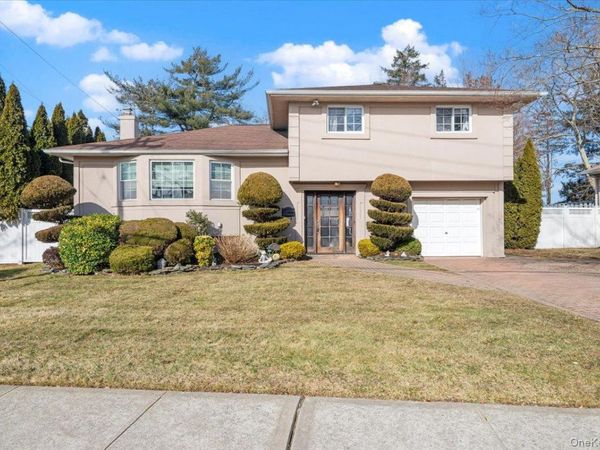 62 Eileen Avenue, Plainview, NY 11803