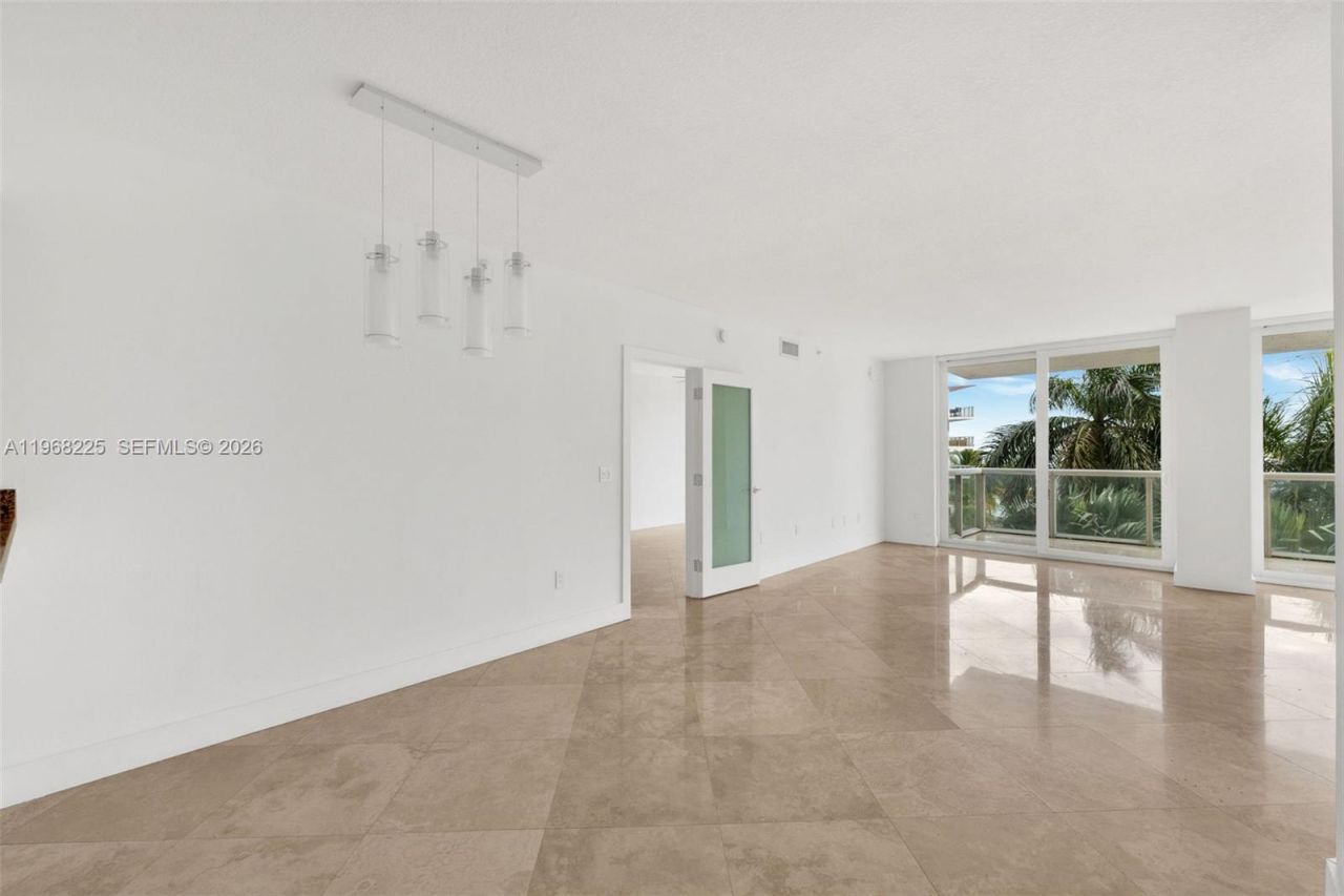 10 Venetian Way, Unit 403, Miami Beach, FL 33139 Photo
