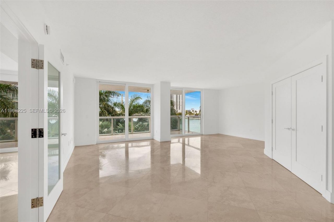 10 Venetian Way, Unit 403, Miami Beach, FL 33139 Photo
