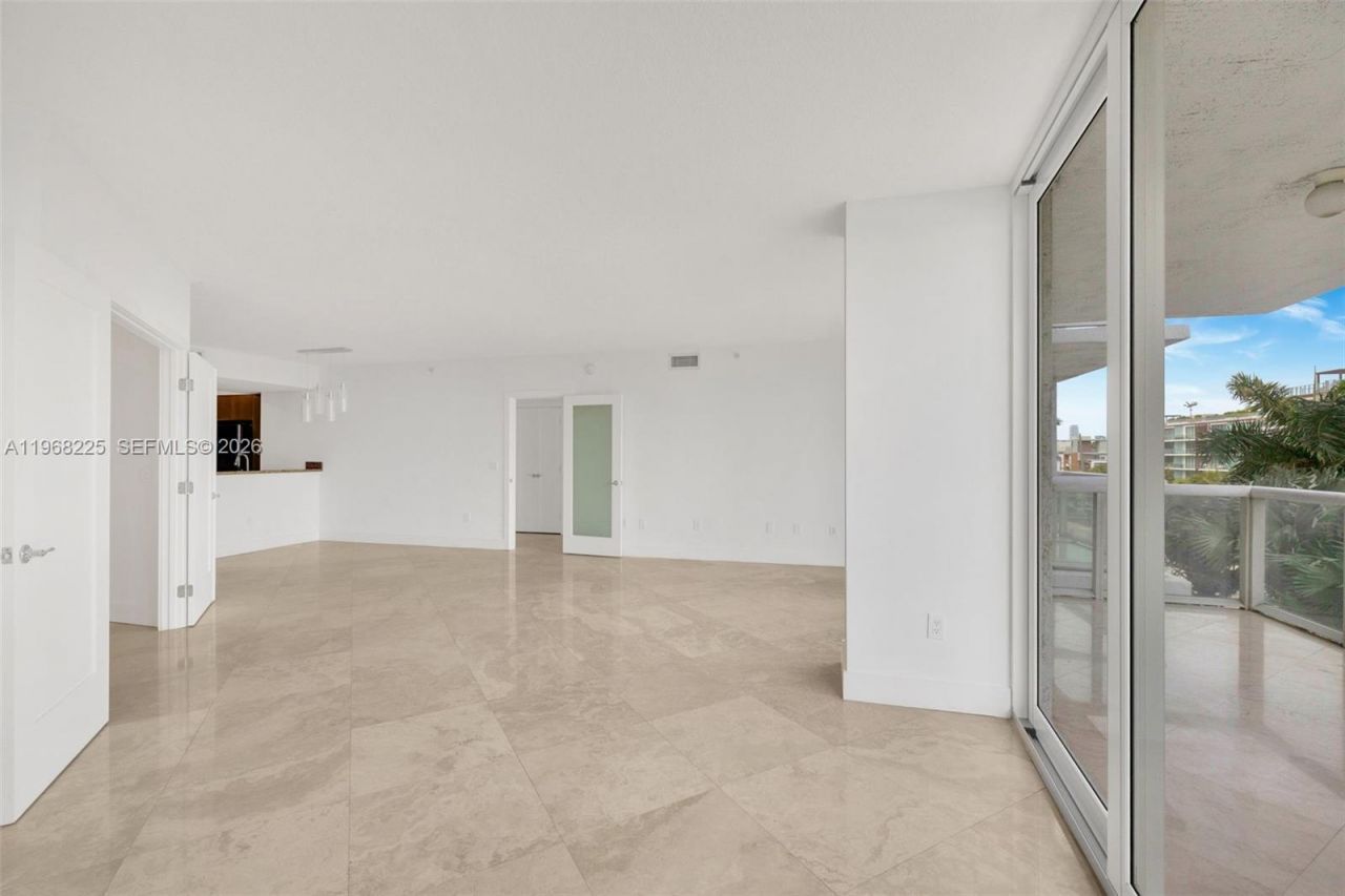 10 Venetian Way, Unit 403, Miami Beach, FL 33139 Photo
