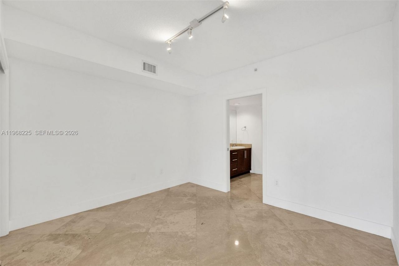 10 Venetian Way, Unit 403, Miami Beach, FL 33139 Photo
