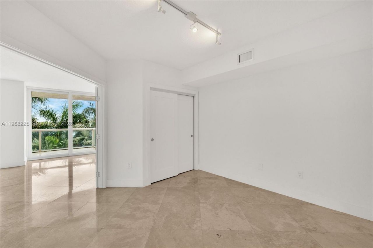 10 Venetian Way, Unit 403, Miami Beach, FL 33139 Photo