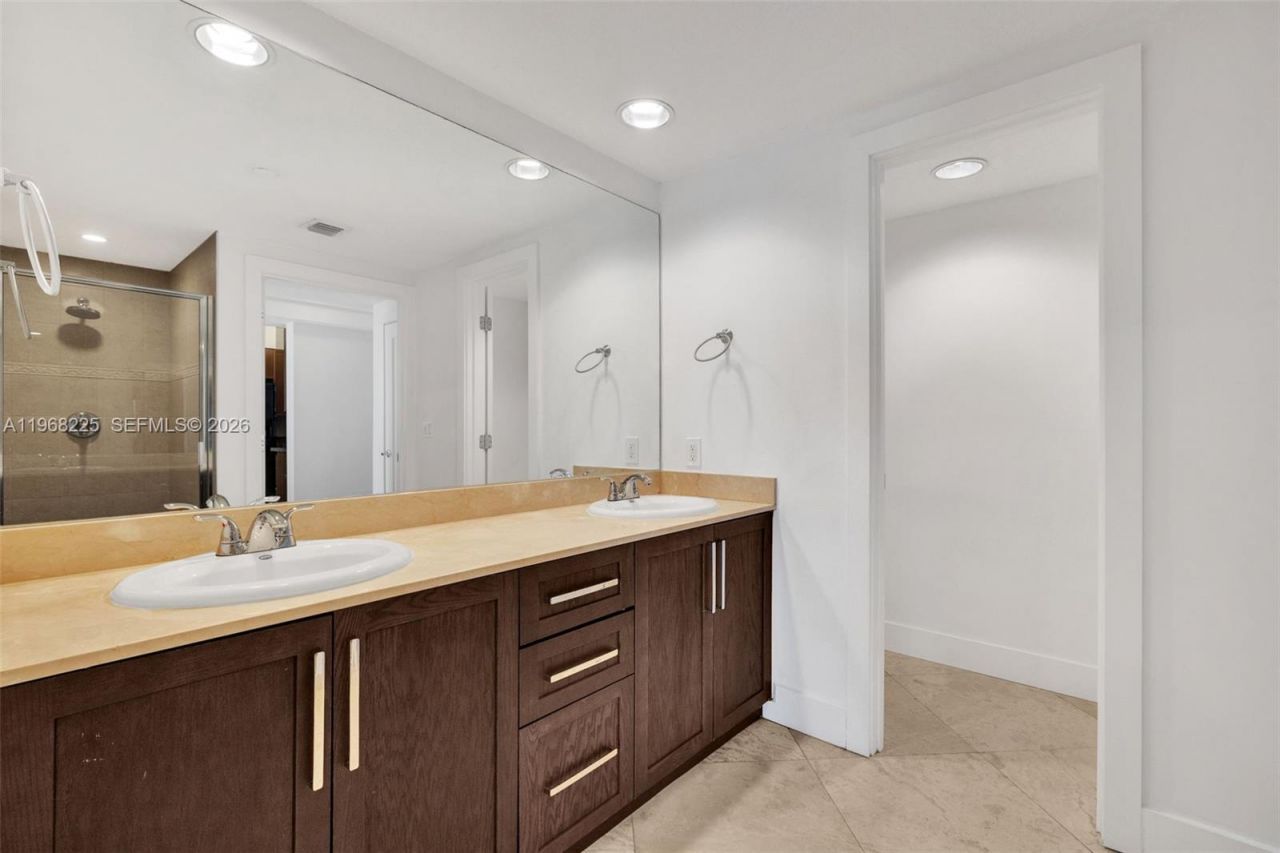 10 Venetian Way, Unit 403, Miami Beach, FL 33139 Photo