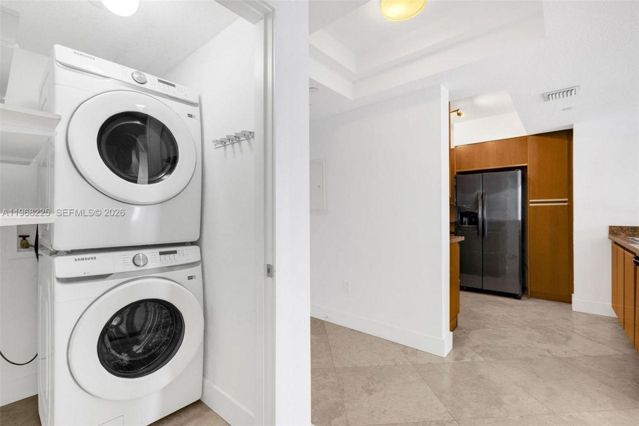 10 Venetian Way, Unit 403, Miami Beach, FL 33139 Photo