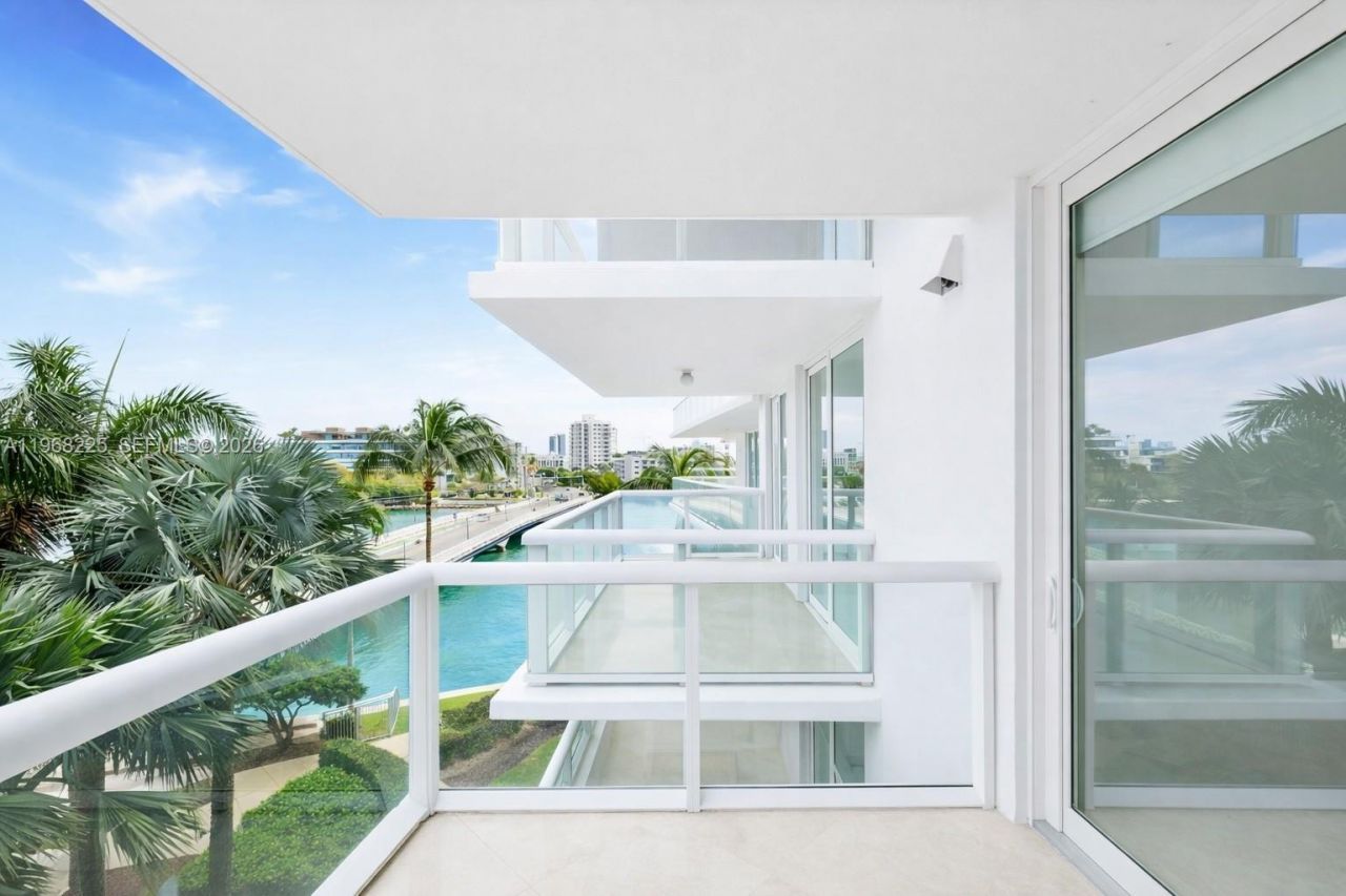 10 Venetian Way, Unit 403, Miami Beach, FL 33139 Photo
