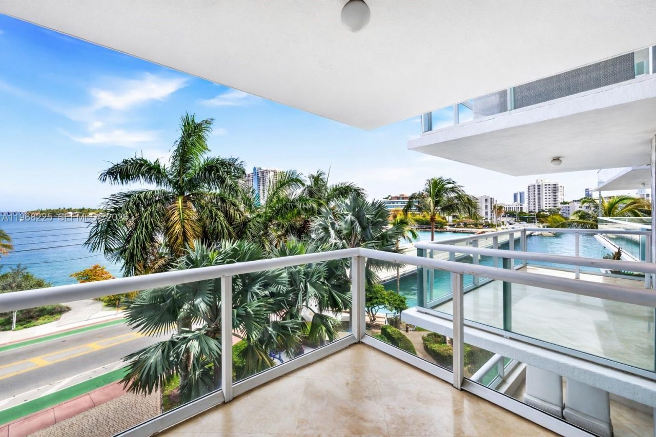 10 Venetian Way, Unit 403, Miami Beach, FL 33139 Photo