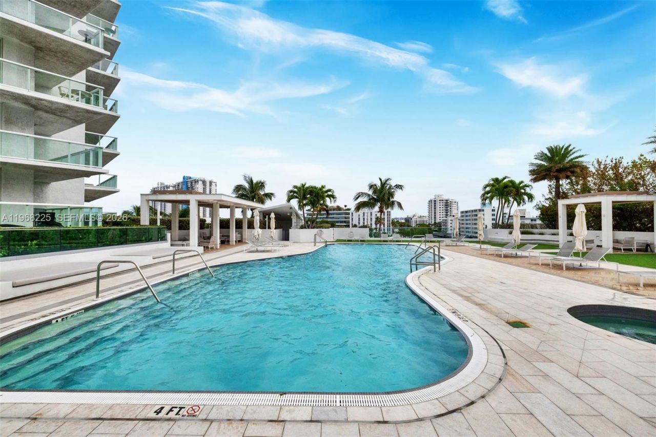 10 Venetian Way, Unit 403, Miami Beach, FL 33139 Photo