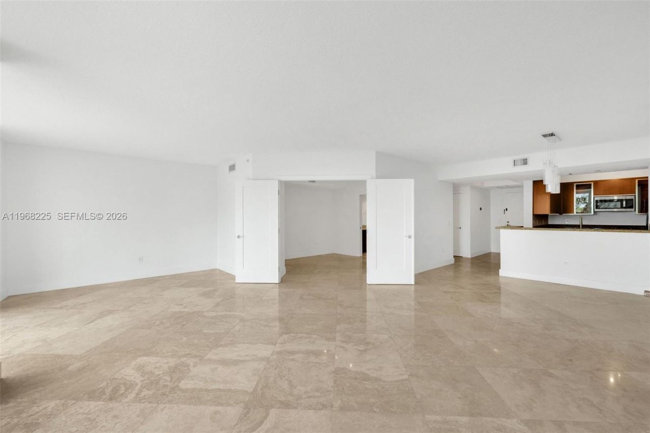 10 Venetian Way, Unit 403, Miami Beach, FL 33139 Photo