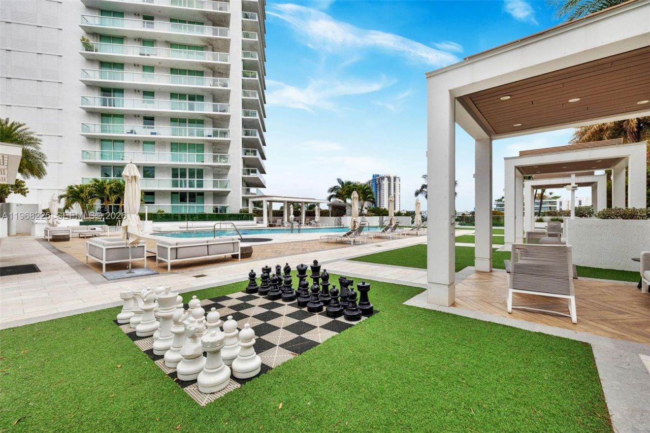 10 Venetian Way, Unit 403, Miami Beach, FL 33139 Photo