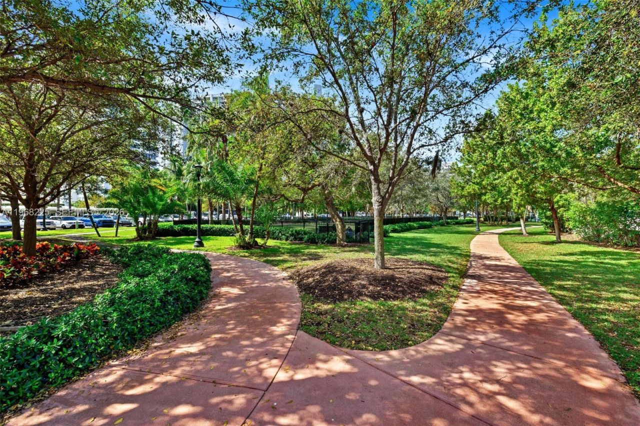 10 Venetian Way, Unit 403, Miami Beach, FL 33139 Photo