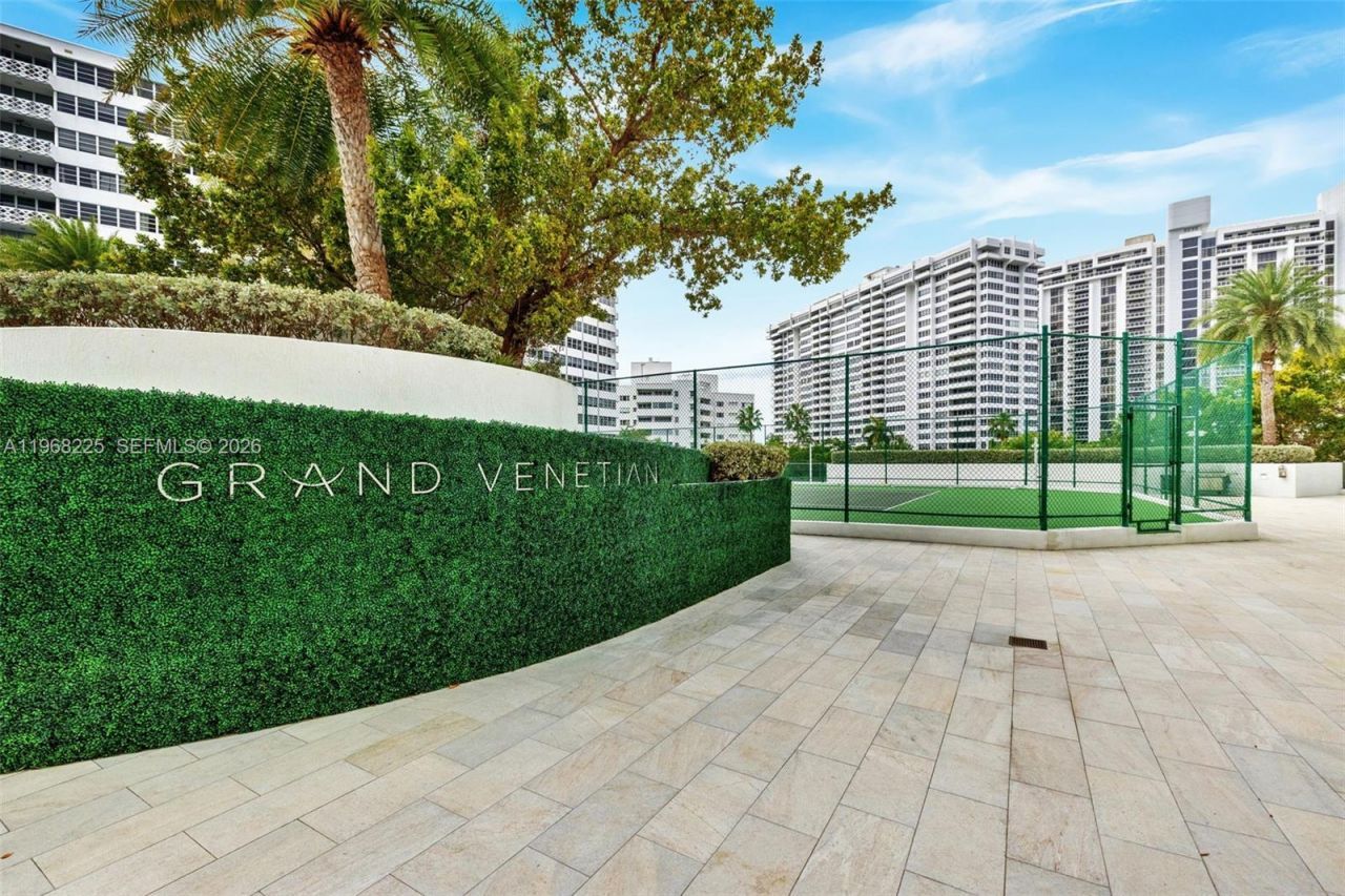 10 Venetian Way, Unit 403, Miami Beach, FL 33139 Photo