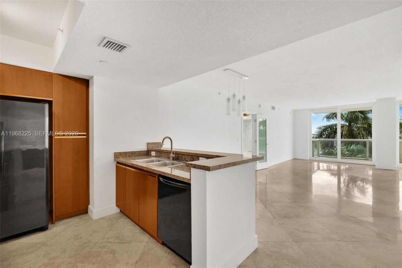 10 Venetian Way, Unit 403, Miami Beach, FL 33139 Photo