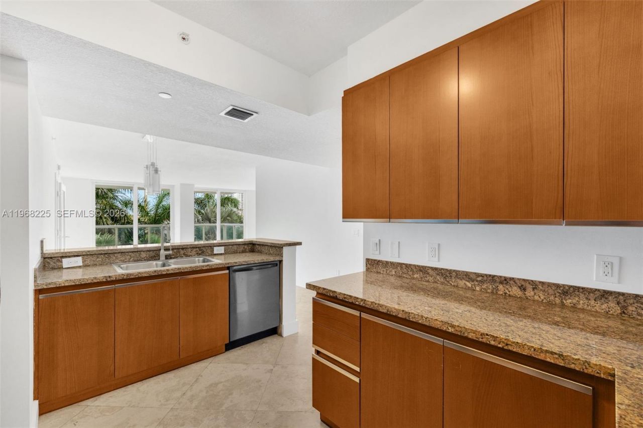 10 Venetian Way, Unit 403, Miami Beach, FL 33139 Photo