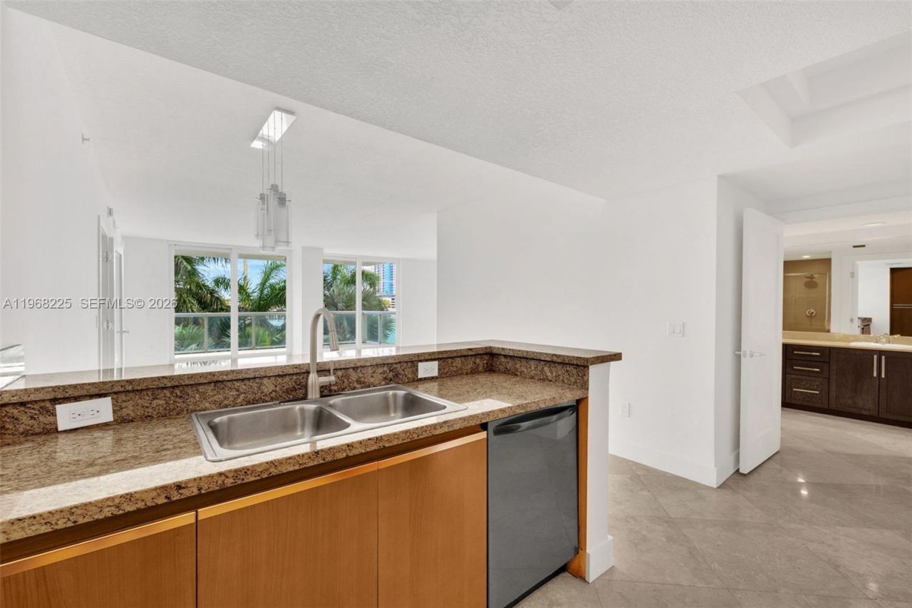 10 Venetian Way, Unit 403, Miami Beach, FL 33139 Photo