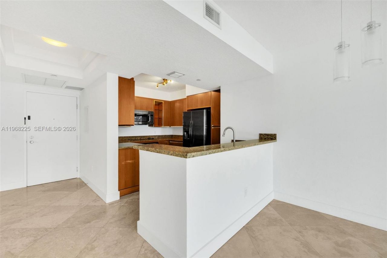 10 Venetian Way, Unit 403, Miami Beach, FL 33139 Photo