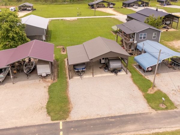 1038 WC Pickett , Clifton, TN 38425