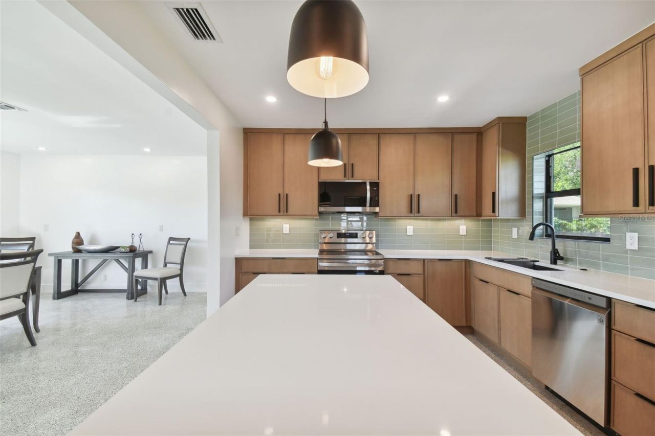 301 Aurora Street E, Venice, FL 34285 Photo