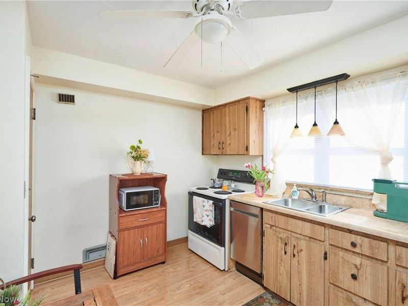 507 E Ford Avenue, Barberton, OH 44203 Photo 2