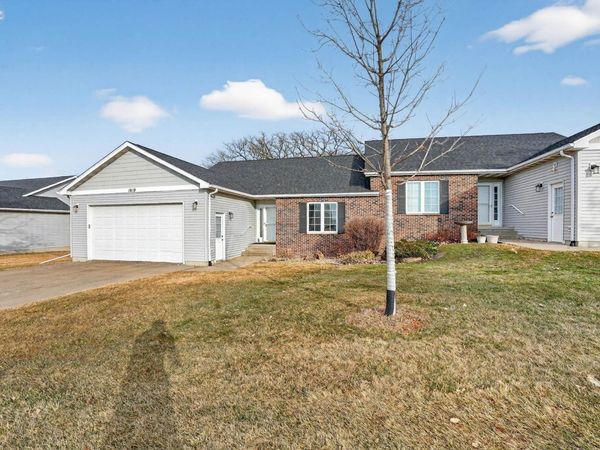 1819 3rd St SW , Waverly, IA 50677