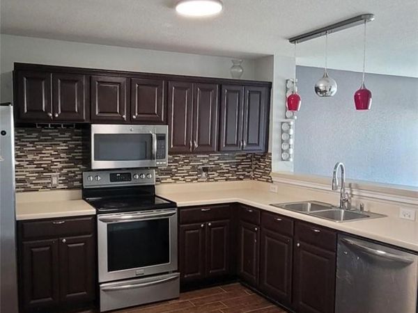 204 Phillips ST, Hutto, TX 78634