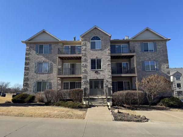 3030 Holiday Court, Unit 7, Bettendorf, IA 52722