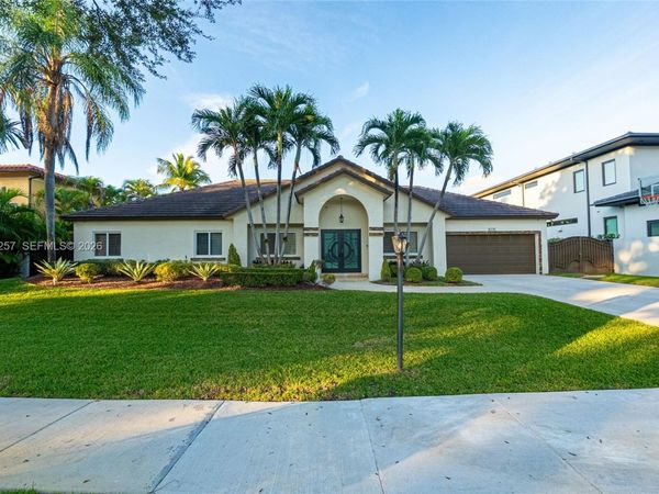 8235 NW 157th Ter, Miami Lakes, FL 33016