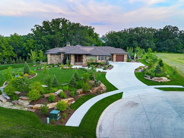 12870 Ridgeview Drive, Urbandale, IA 50323