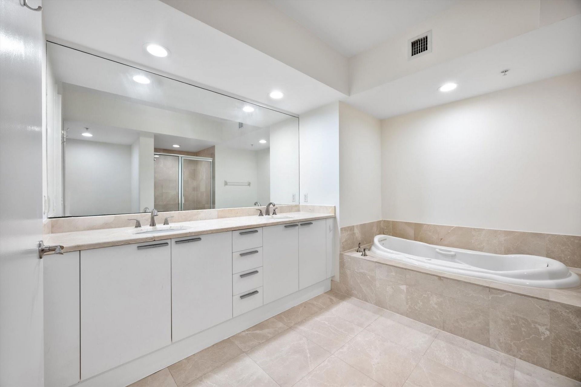 15051 Royal Oaks Lane, Unit 2106, North Miami, FL 33181 Photo