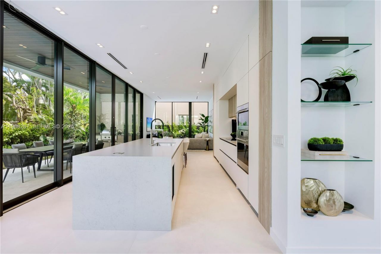 4081 Hardie Ave, Miami, FL 33133 Photo