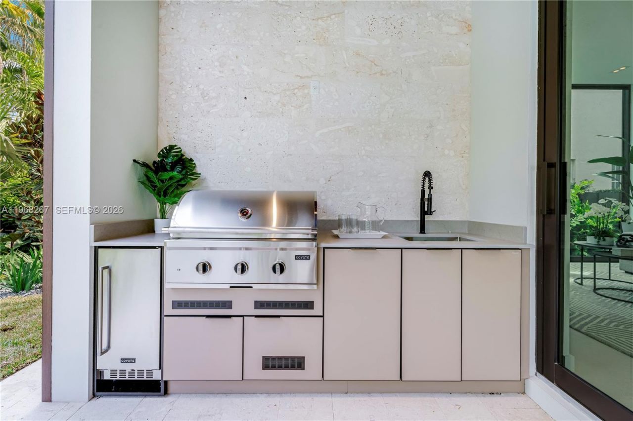 4081 Hardie Ave, Miami, FL 33133 Photo