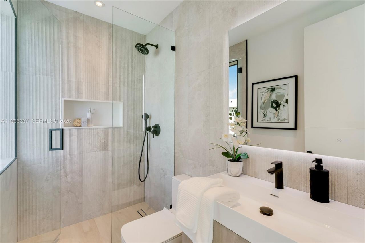 4081 Hardie Ave, Miami, FL 33133 Photo