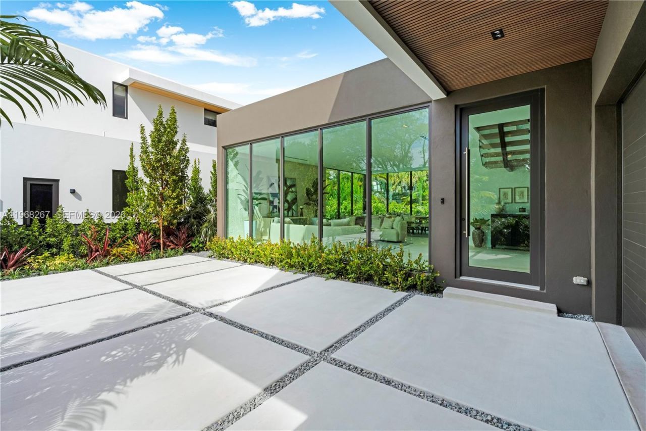 4081 Hardie Ave, Miami, FL 33133 Photo